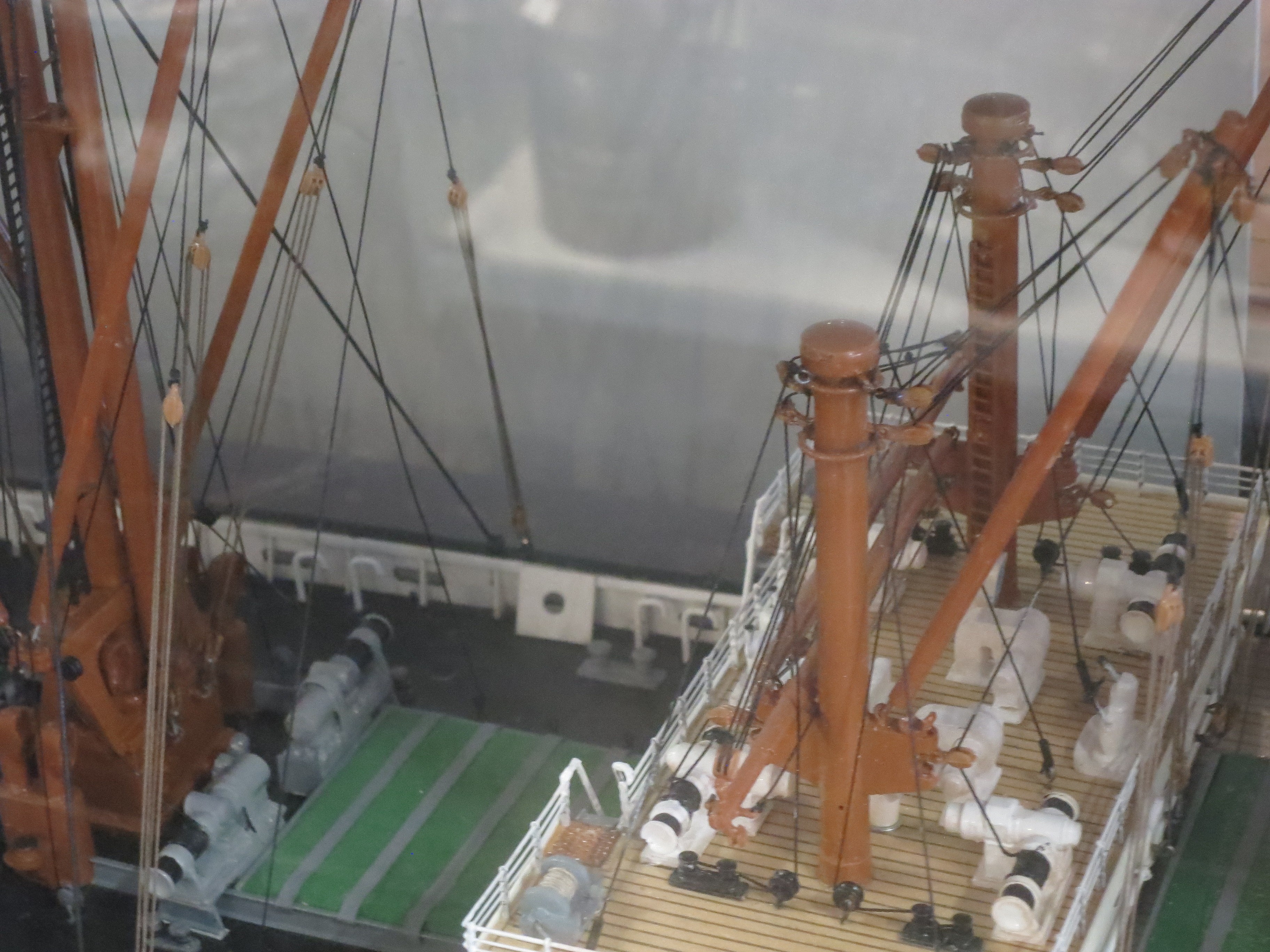 A BUILDER'S-STYLE MODEL FOR THE ALFRED HOLT (BLUE FUNNEL) LINE PASSENGER-CARGO SHIP M.V. 'ANCHISES' - Image 6 of 18