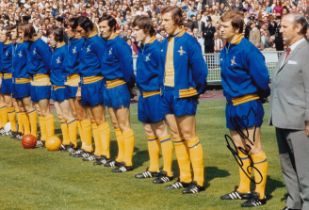 Football Autographed Eddie Kelly 12 X 8 Photograph: Colour, Depicting Arsenal Players And Manager