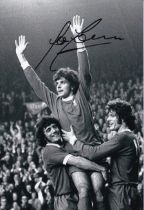 Autographed PETER CORMACK 12 x 8 Photograph : B/W, depicting Liverpool´s Kevin Keegan and Phil