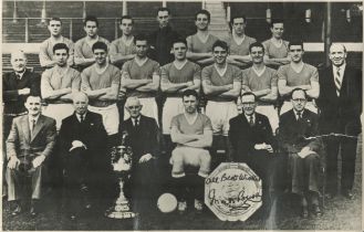 Matt Busby signed 12x8 inch approx vintage Manchester United Busby Babes team photo rolled. Good
