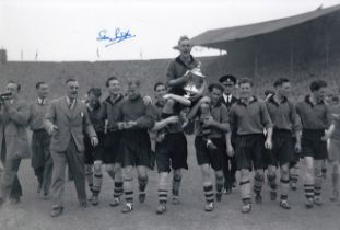 Football autograph SAMMY SMYTH 12 x 8 Photo : B/W, depicting a superb image showing Wolves captain