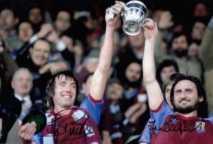 Football autograph WEST HAM UNITED 12 x 8 Photo : Col, depicting West Ham United's BILLY BONDS and