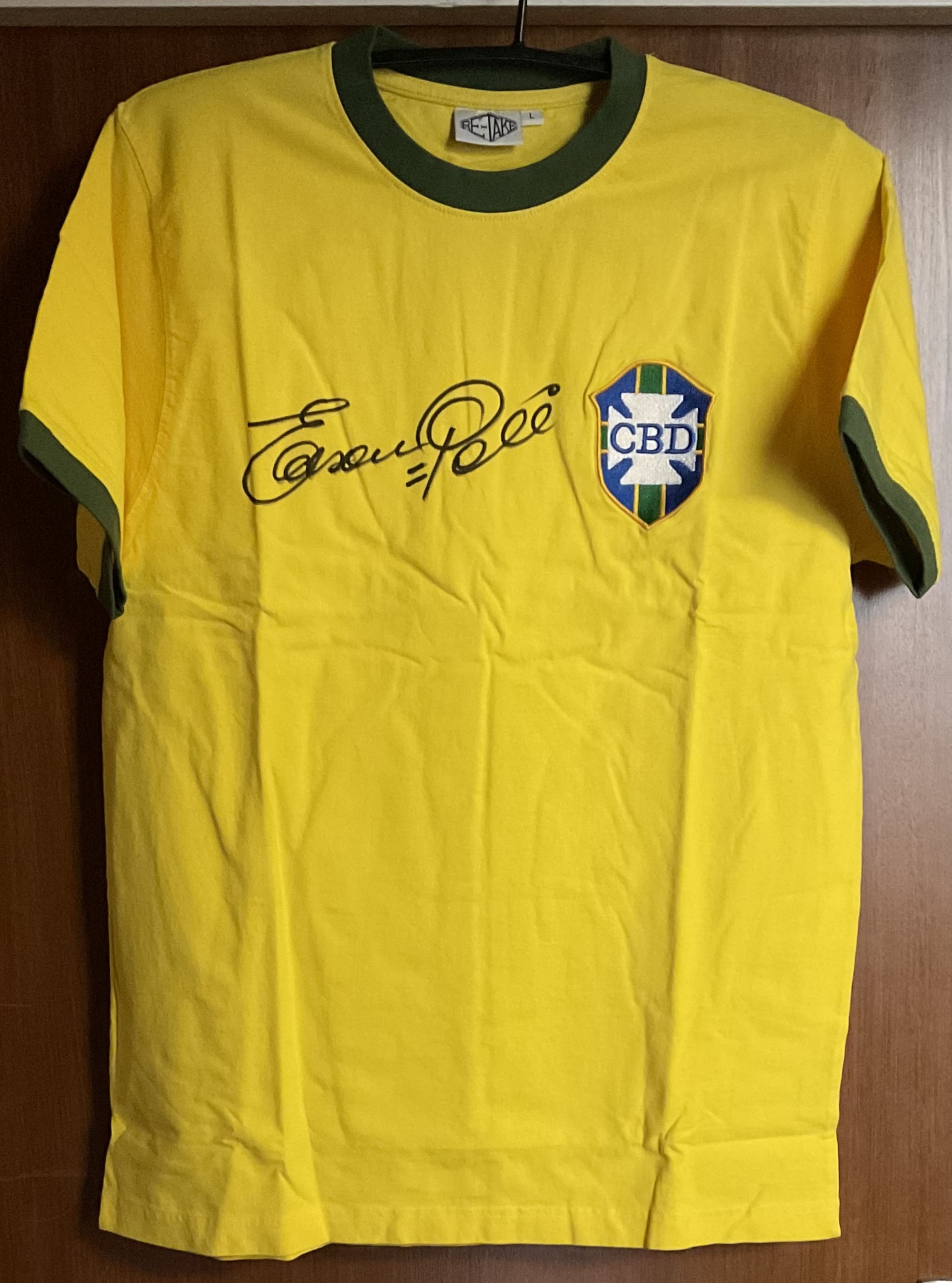 Pele signed retro Brazil football shirt includes full signature size large. Good condition. All