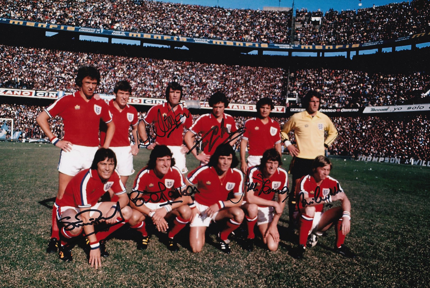 Autographed England 12 X 8 Photo : Col, Depicting England Players Posing For A Team Photo Prior To A