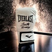 Roberto Duran signed white Everlast boxing glove. Roberto Durán Samaniego (born June 16, 1951) is