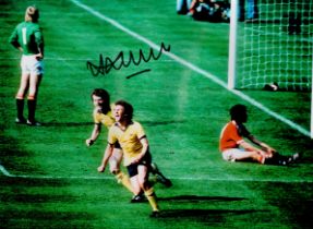 Alan Sunderland Arsenal signed 16 x 12 Coloured Photo. Photo shows Sunderland scoring the winner for