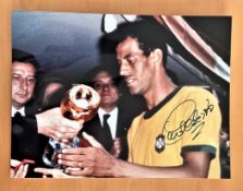 Football, Carlos Alberto Torres signed 16x12 colour photograph pictured as he receives the 1970