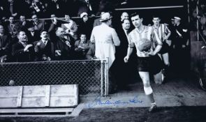 Autographed STAN ANDERSON 12 x 10 Photo : B/W, depicting Sunderland captain & right-half STAN