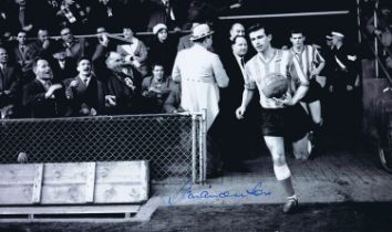 Autographed STAN ANDERSON 12 x 10 Photo : B/W, depicting Sunderland captain & right-half STAN