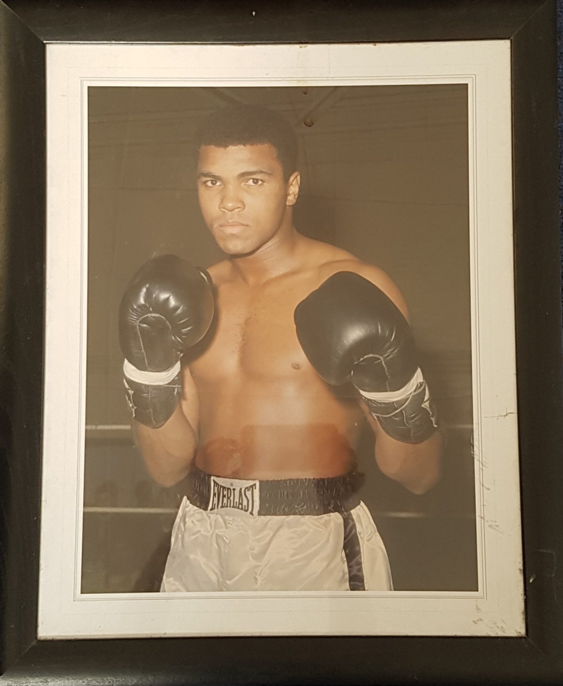 Muhammad Ali Colour Print Housed in a Frame Measuring 22 x 19. Good condition. All autographs come