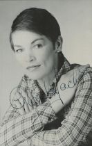 Glenda Jackson signed black & white photo 5.5x3.5 Inch photo plus TLS dated February 1989. Was an