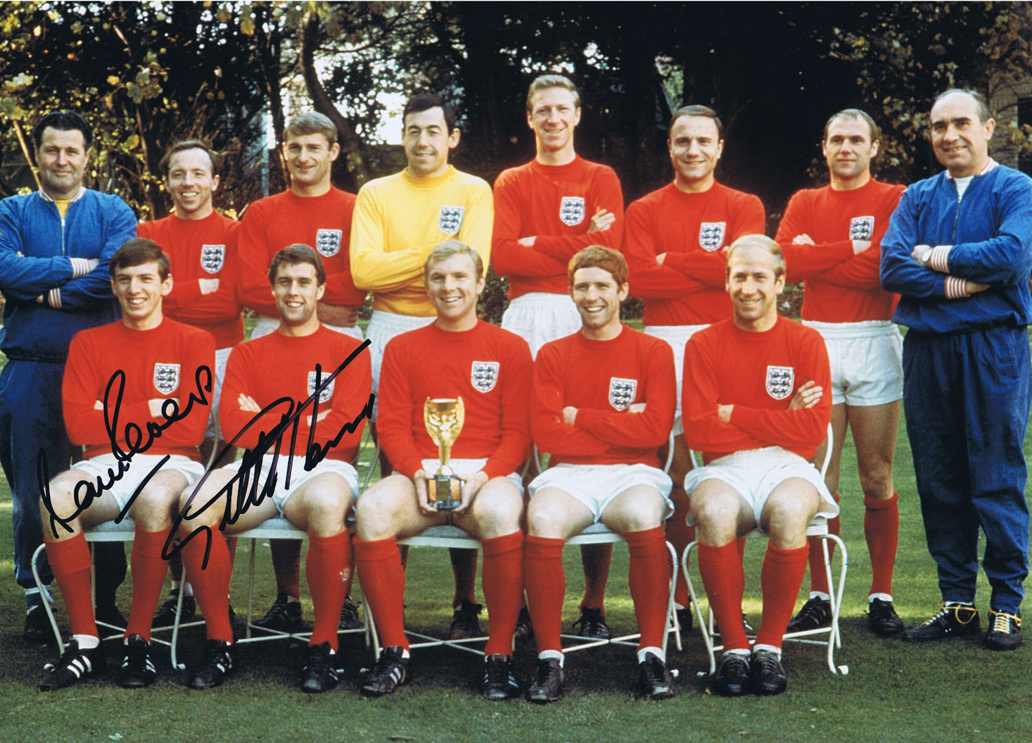 Football Autographed ENGLAND 16 x 12 Photo : Col, depicting the 1966 World Cup Winners - England -