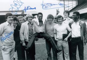 Football Autographed ARSENAL 12 x 8 Photo : B/W, depicting a wonderful image showing several Arsenal