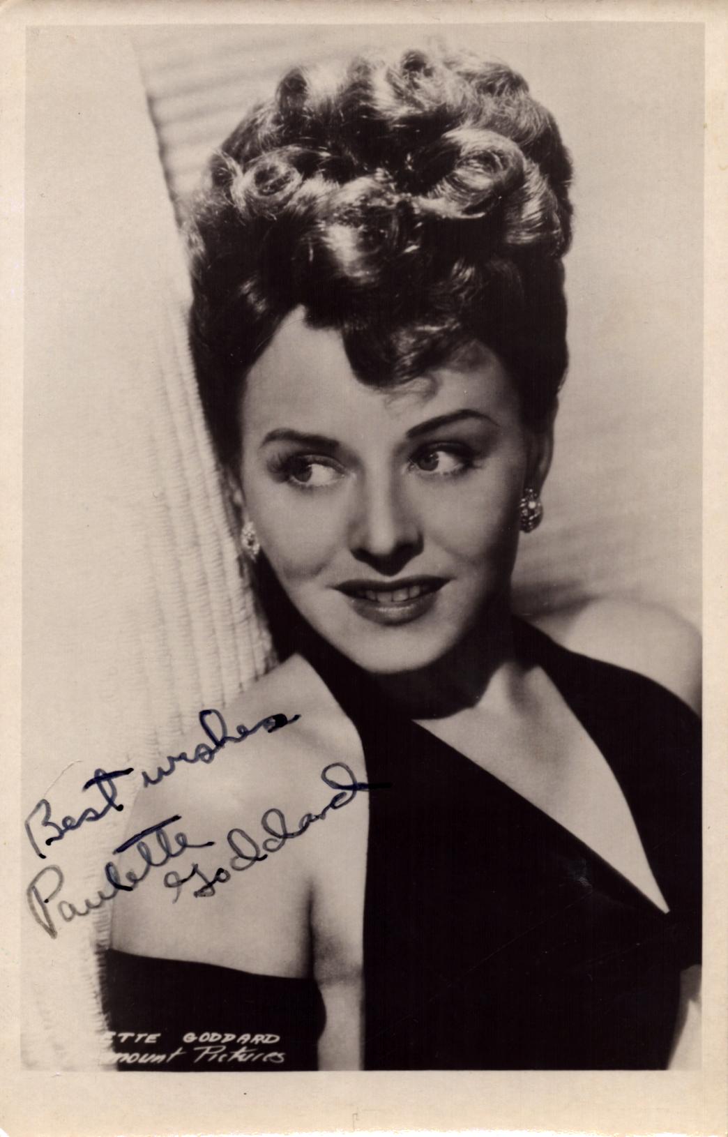 Paulette Goddard signed 5.5x3.5 inch approx vintage black and white photo. Good Condition. All