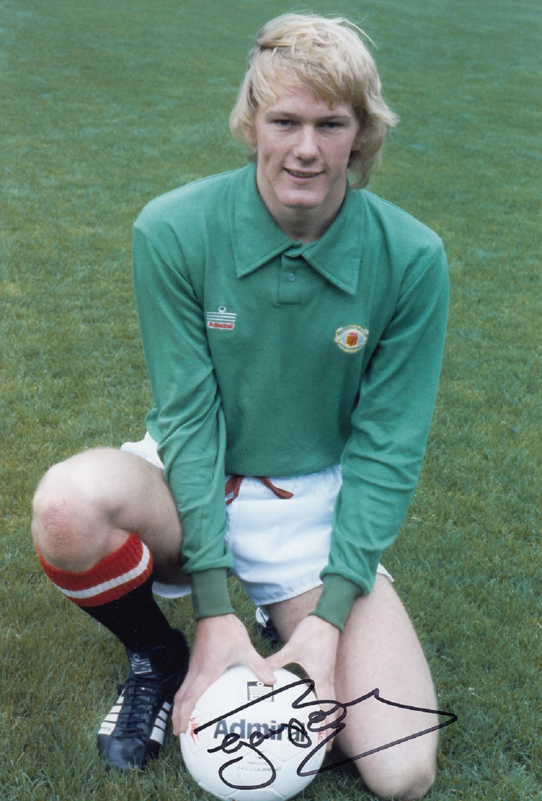 Football Autographed GARY BAILEY 12 x 8 Photo : Col, depicting Man United goalkeeper GARY BAILEY