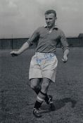 Football Autographed DON GIBSON 12 x 8 Photo : B/W, depicting Manchester United right-half DON