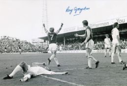 Football Autographed RAY GRAYDON 12 x 8 Photo : B/W, depicting Aston Villa's RAY GRAYDON running