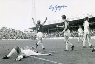 Football Autographed RAY GRAYDON 12 x 8 Photo : B/W, depicting Aston Villa's RAY GRAYDON running