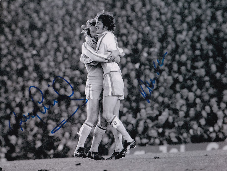 Football Autographed LEEDS UNITED 8 x 6 Photo : B/W, depicting Leeds United's TONY CURRIE