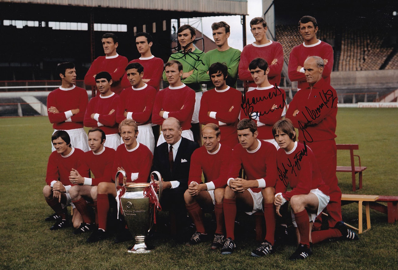 Football Autographed MAN UNITED 12 x 8 Photo : Col, depicting Man United players posing with the