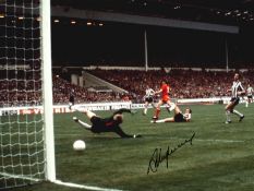 Football Autographed STEVE HEIGHWAY 16 x 12 Photo : Col, depicting a superb image showing STEVE
