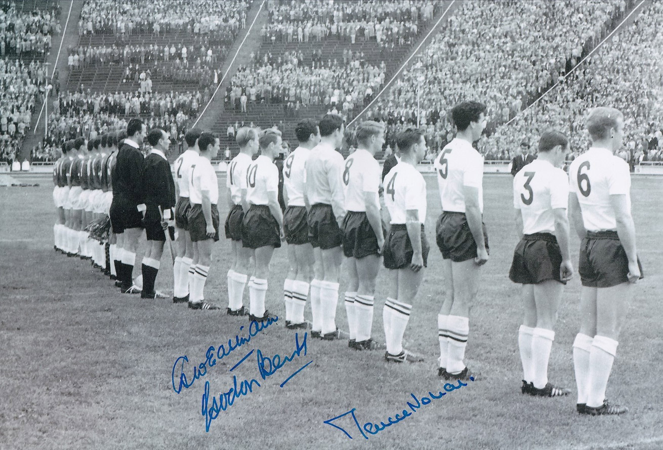 Football Autographed ENGLAND 12 x 8 Photo : B/W, depicting a wonderful image showing England players