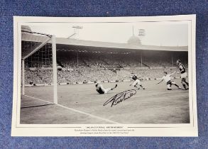Bobby Smith signed 1962 FA Cup Final Smith Scores! 16x12 black and white print. Tottenham Hotspur'