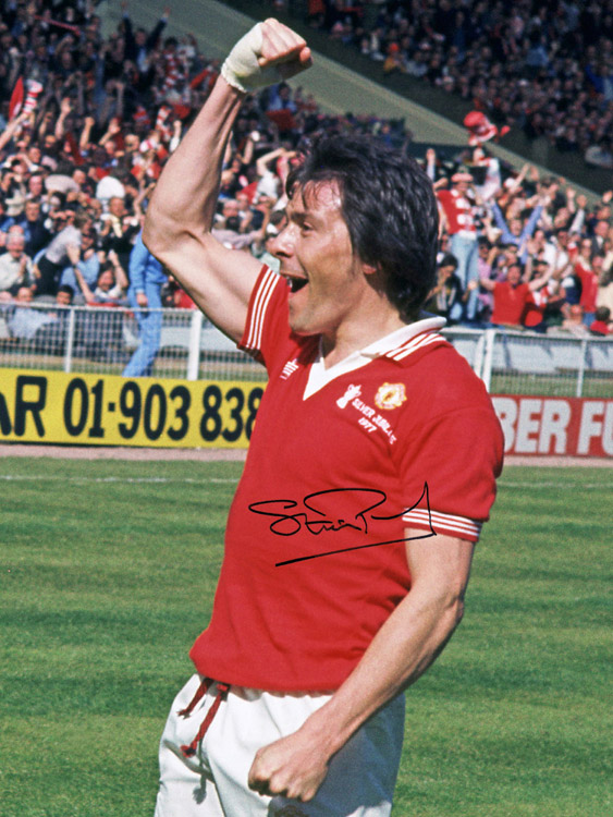 Football Autographed STUART PEARSON 16 x 12 Photo : Col, depicting Man United striker STUART PEARSON