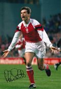 Football Autographed ALAN SMITH 12 x 8 Photo : Col, depicting Arsenal's ALAN SMITH running away in