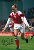 Football Autographed ALAN SMITH 12 x 8 Photo : Col, depicting Arsenal's ALAN SMITH running away in