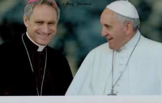 Georg Ganswein signed 11x8 inch colour photo pictured alongside Pope Fanziskus I. Georg Gänswein (