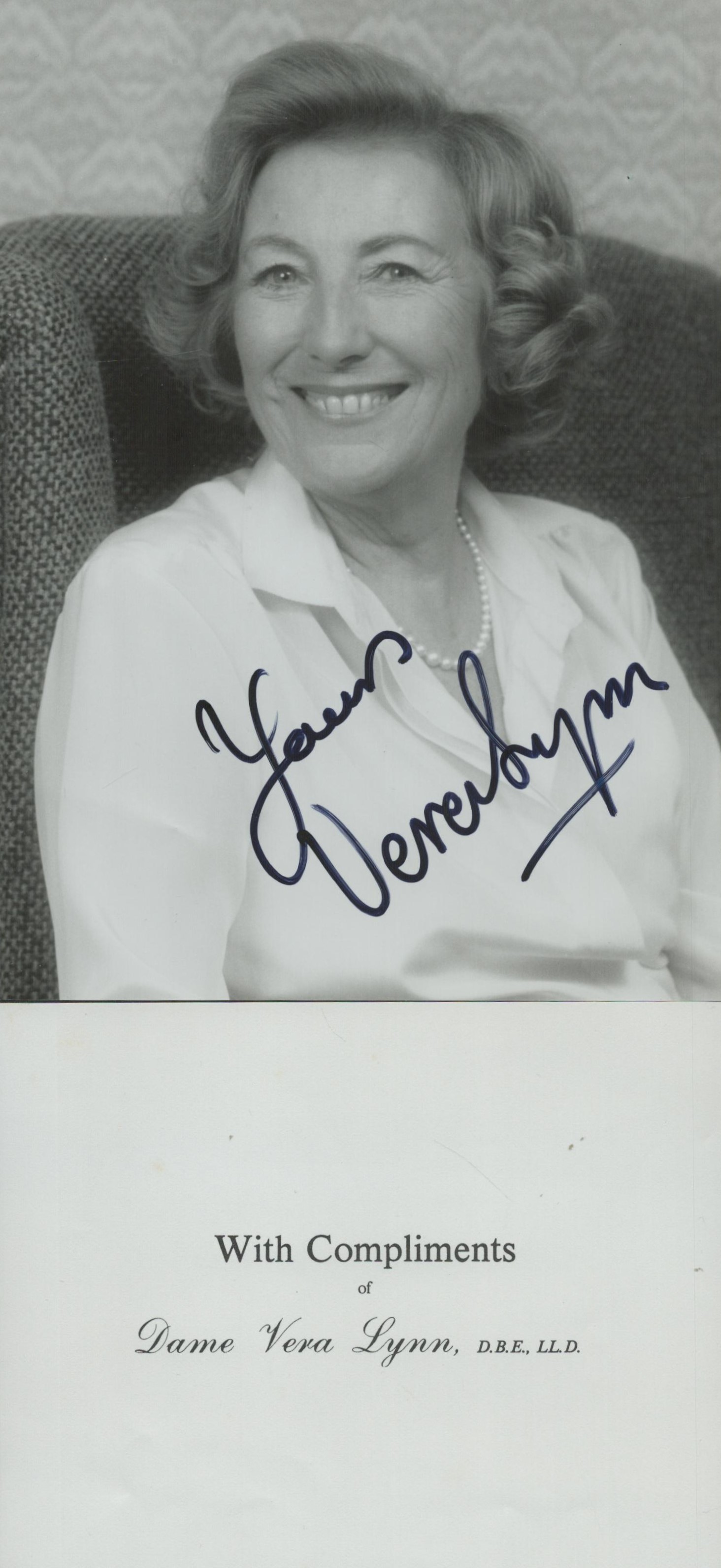 Vera Lynn signed 7x5 inch black and white photo with accompanying compliments slip. Good Condition