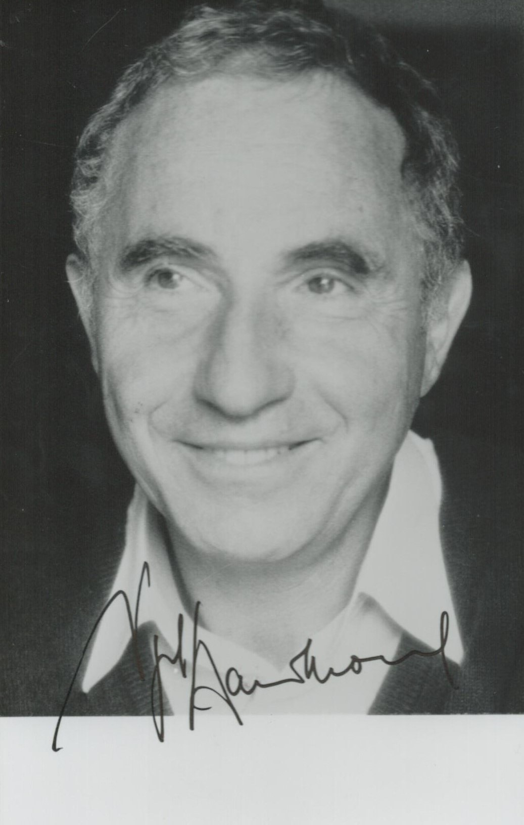 Nigel Hawthorne signed 6x4 inch black and white photo. Good Condition Est