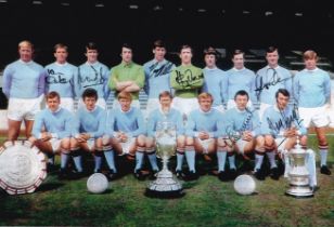 Football Autographed MANCHESTER CITY 12 x 8 Photo : Col, depicting Manchester City players posing