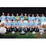 Football Autographed MANCHESTER CITY 12 x 8 Photo : Col, depicting Manchester City players posing