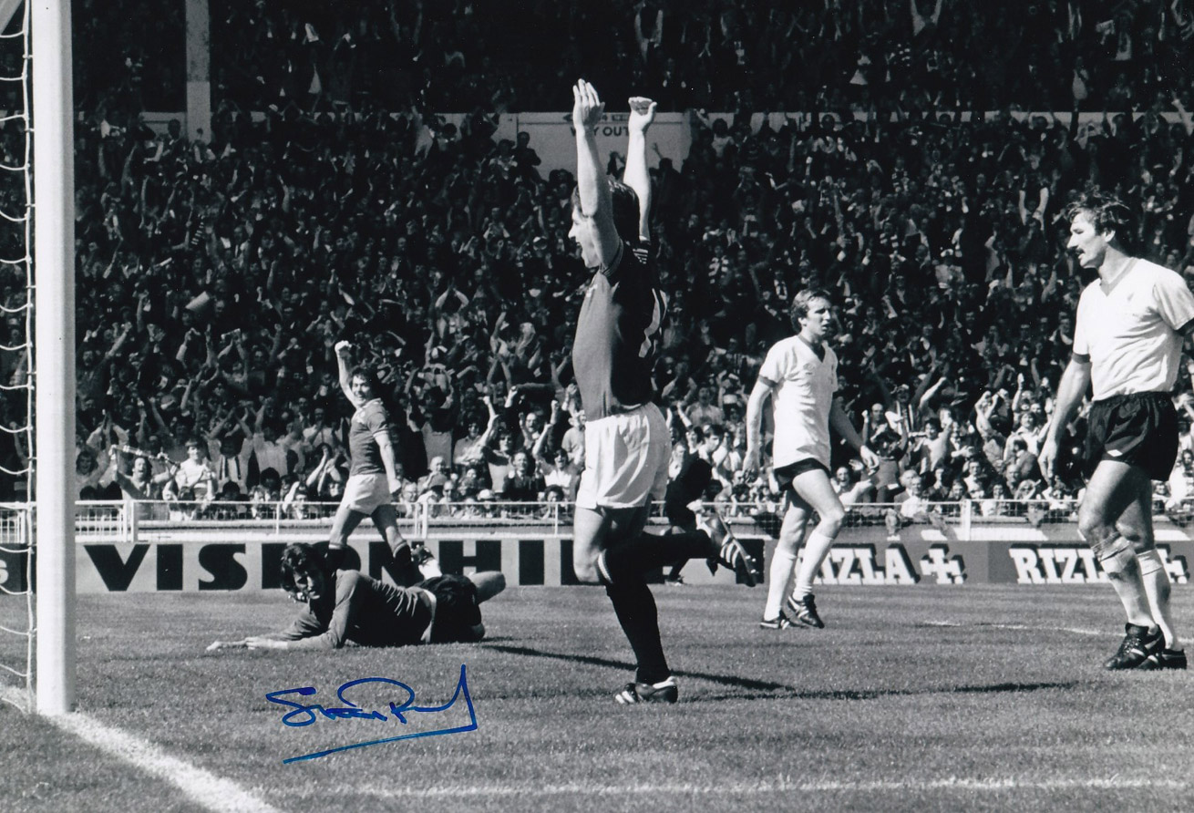 Football Autographed STUART PEARSON 12 x 8 Photo : B/W, depicting Manchester United striker STUART