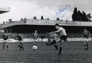 Football Autographed JOHN ALDRIDGE 12 x 8 Photo : B/W, depicting JOHN ALDRIDGE scoring from the