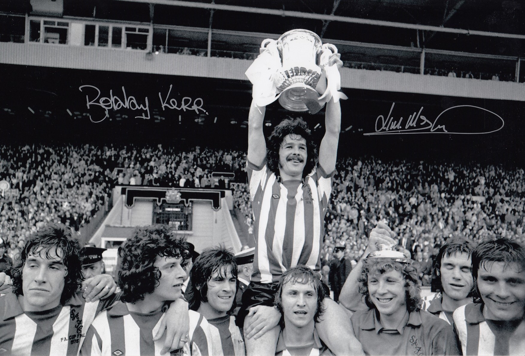 Football Autographed SUNDERLAND 12 x 8 Photo : B/W, depicting a wonderful image showing Sunderland