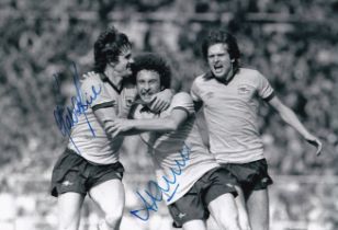 Football Autographed ARSENAL 12 x 8 Photo : B/W, depicting Arsenal centre-forward ALAN SUNDERLAND