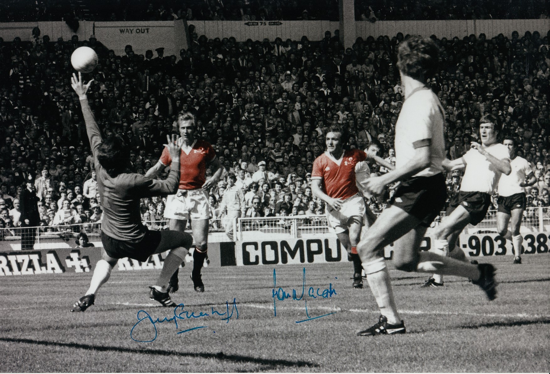 Football Autographed MAN UNITED 12 x 8 Photo : Colorized, depicting Manchester United's winning goal