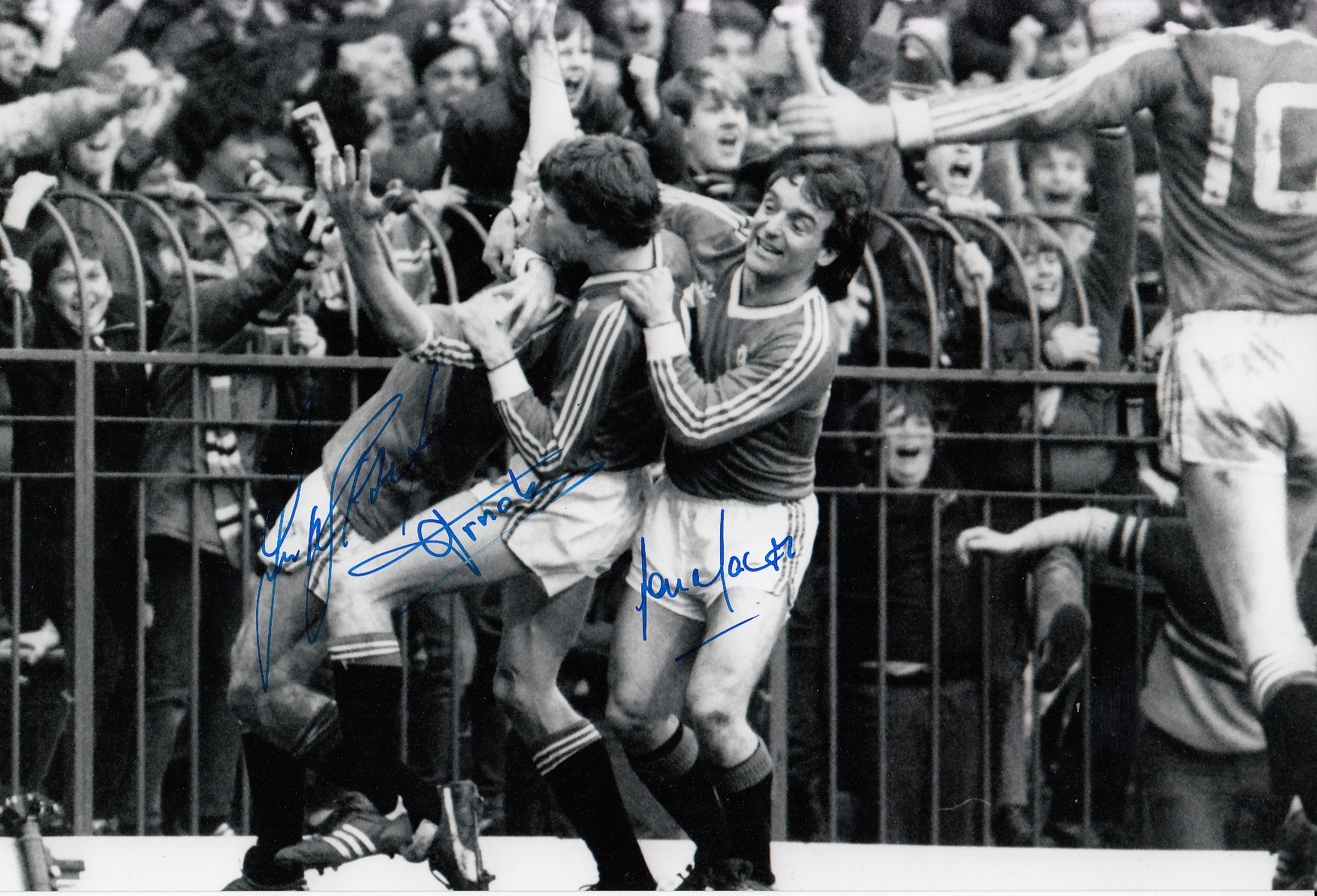 Football Autographed MAN UNITED 12 x 8 Photo : B/W, depicting a wonderful image showing Manchester