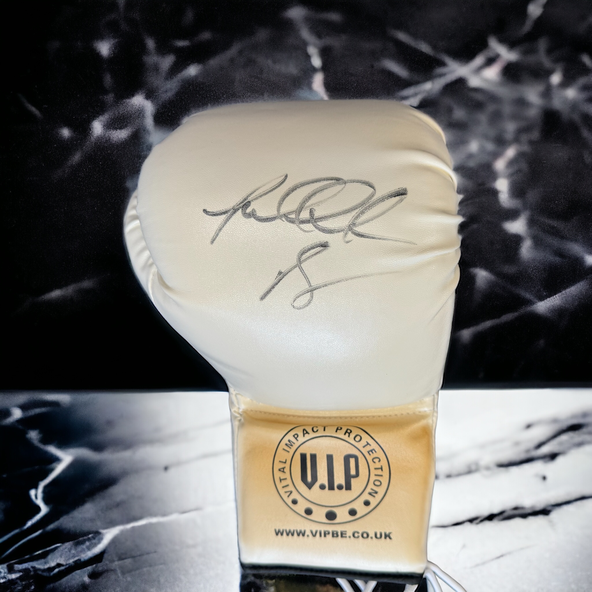 Riddick Bowe signed white VIP boxing glove. Riddick Lamont Bowe (born August 10, 1967)[2] is an