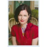 Elizabeth McGovern signed colour photo 6x4 Inch. Is an American-British actress. She has received