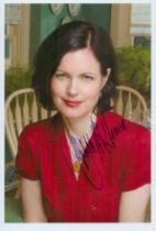 Elizabeth McGovern signed colour photo 6x4 Inch. Is an American-British actress. She has received