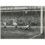 Harry Gregg, OBE signed Black and White Photo Approx. 10x7.5 Inch. Was a Northern Irish professional