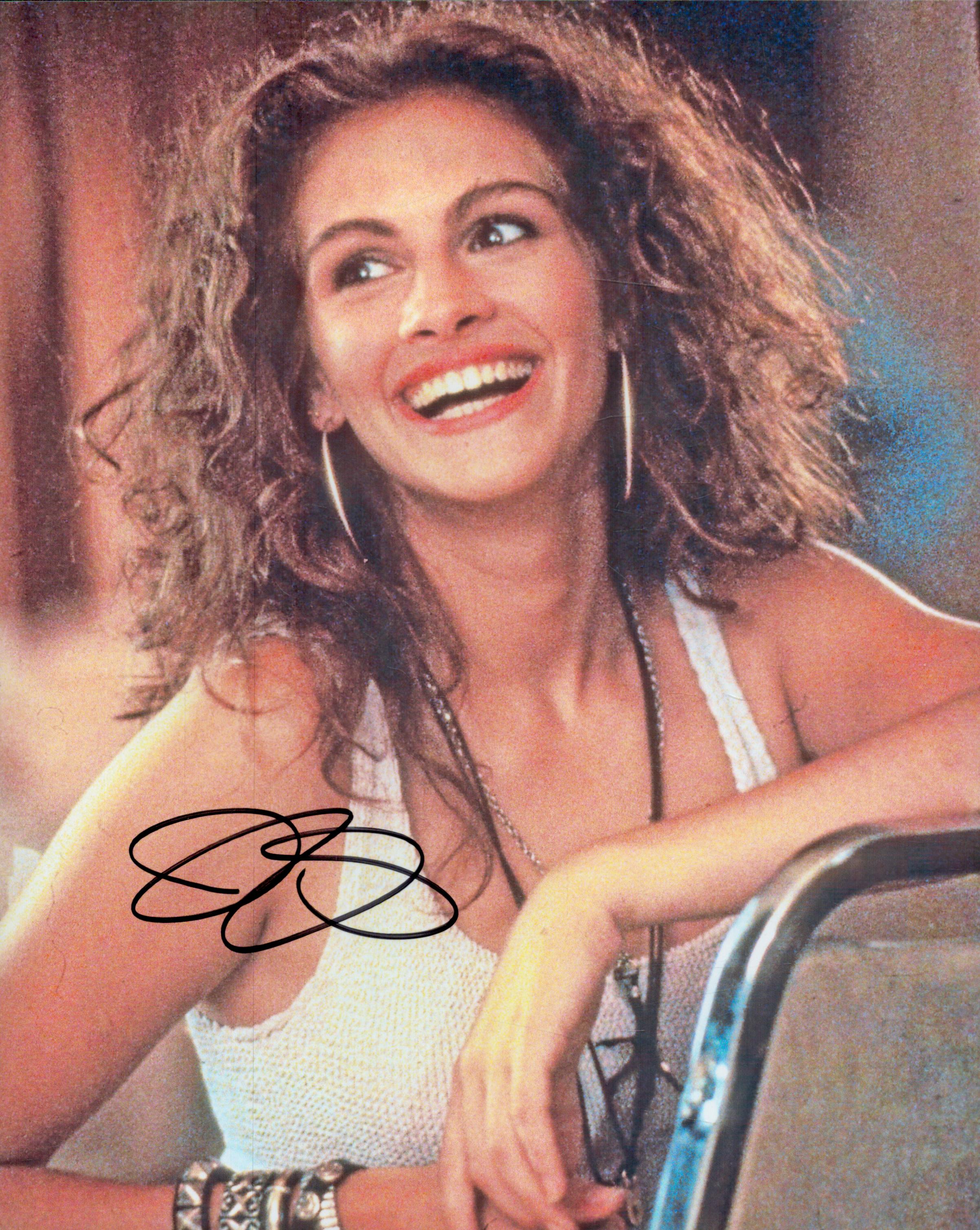 Julia Roberts signed 10x8inch colour photo. Good Condition. All autographs come with a Certificate
