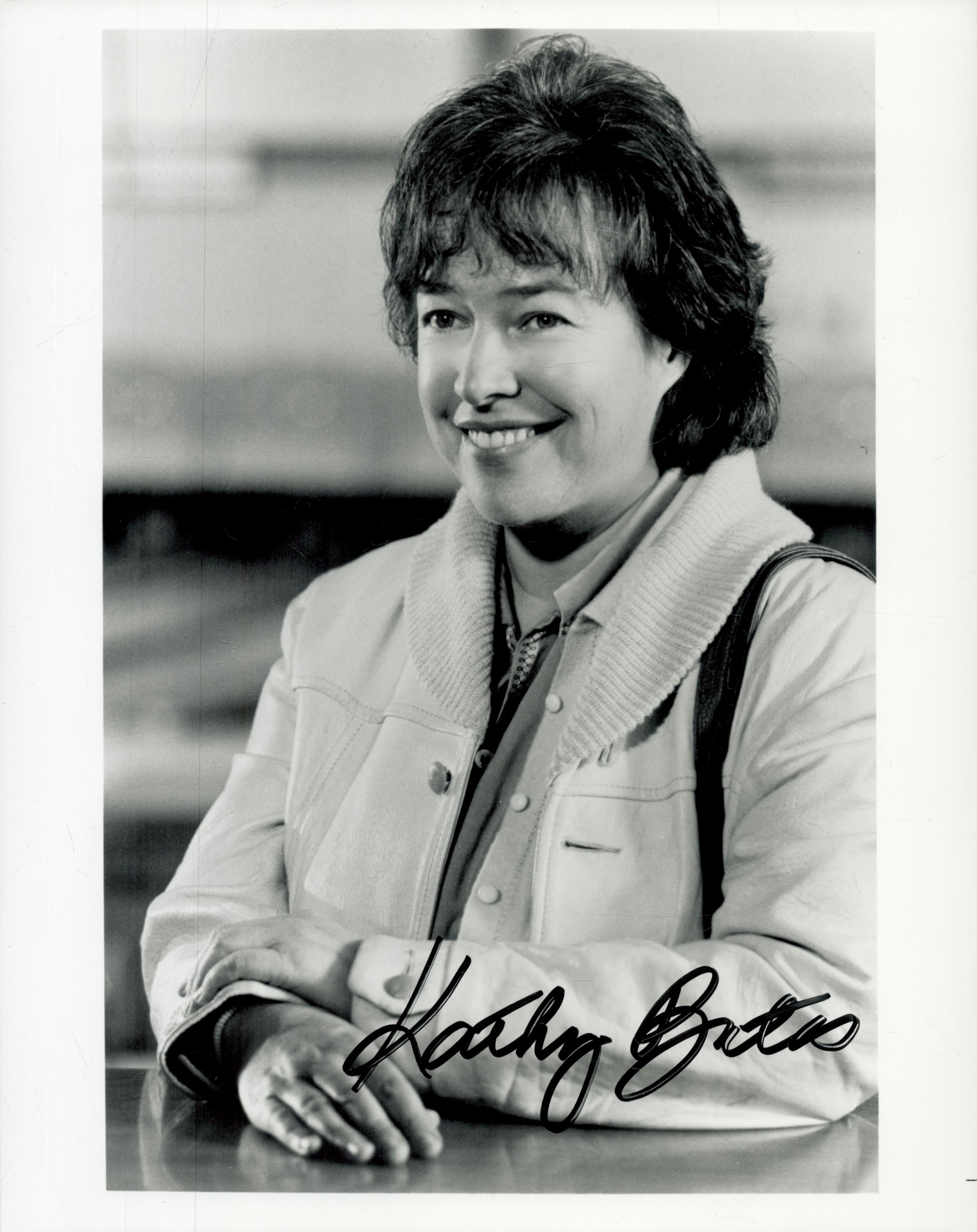 Kathy Bates signed 10x8 inch black and white photo. Good Condition. All autographs come with a