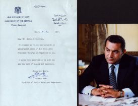 Hosni Mubarak signed 7x5 inch colour photo with accompanying office letter dated 7.10.1991. Good