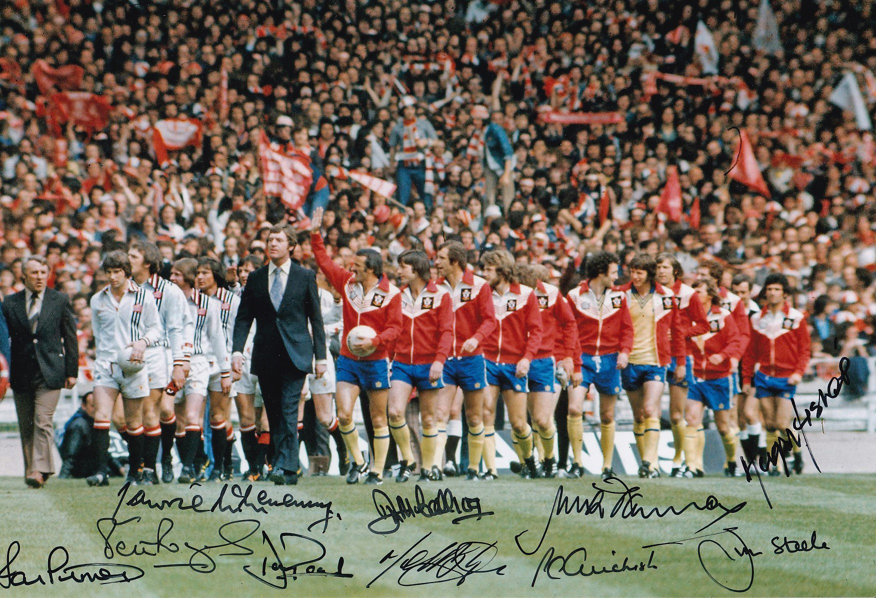 Autographed SOUTHAMPTON 1976 12 x 8 Photo : Col, depicting a superb image showing Southampton