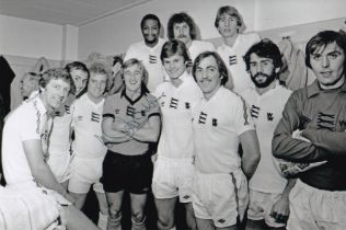 Autographed DEREK PARKIN 6 x 4 Photo : B/W, depicting DEREK PARKIN surrounded by players from